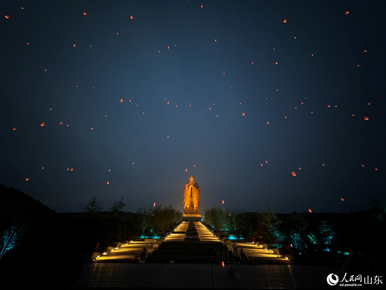 孔明燈緩緩升起，點亮夜色尼山。人民網(wǎng) 鄭昕橋攝