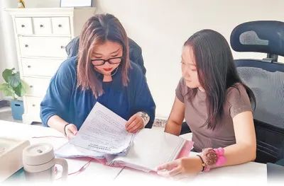張文宇（左）和同事分析客戶特點。梁之磊攝