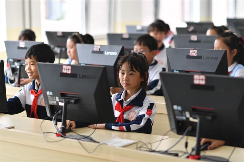 2024年10月10日，在山東青島普新小學(xué)的科技課堂上，學(xué)生們在學(xué)習(xí)信息科技。