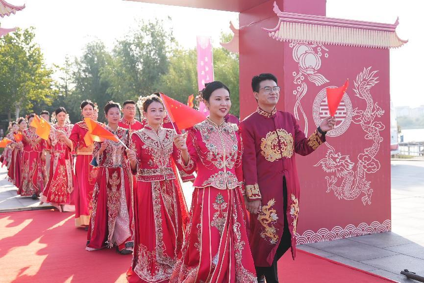 9月29日，墾利區(qū)舉行“家國同慶 見證幸福”集體婚禮