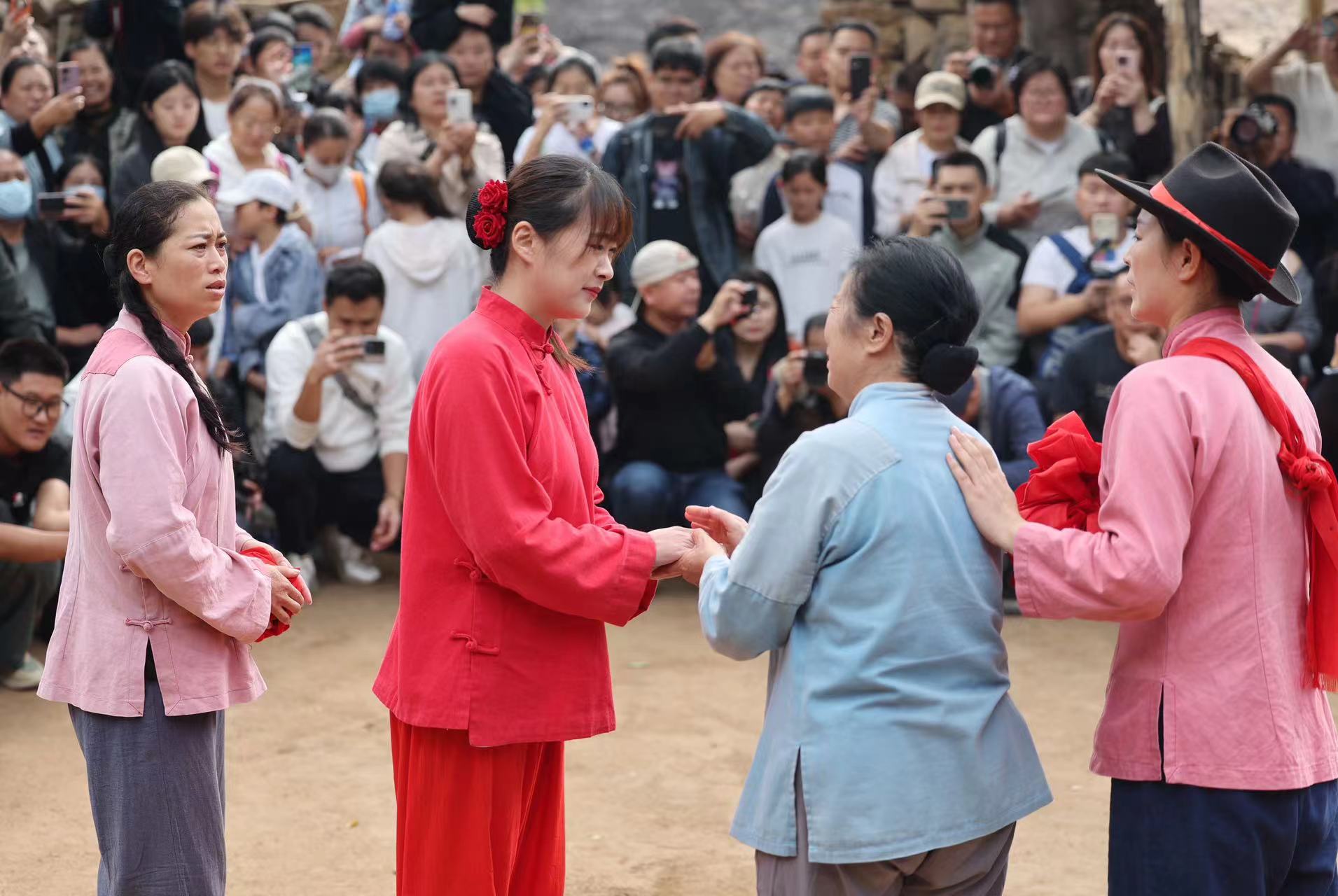 2024年10月13日，在山東省臨沂市沂南縣馬牧池鄉(xiāng)紅嫂家鄉(xiāng)旅游區(qū)，演員在情景劇《永遠(yuǎn)的新娘》中表演。