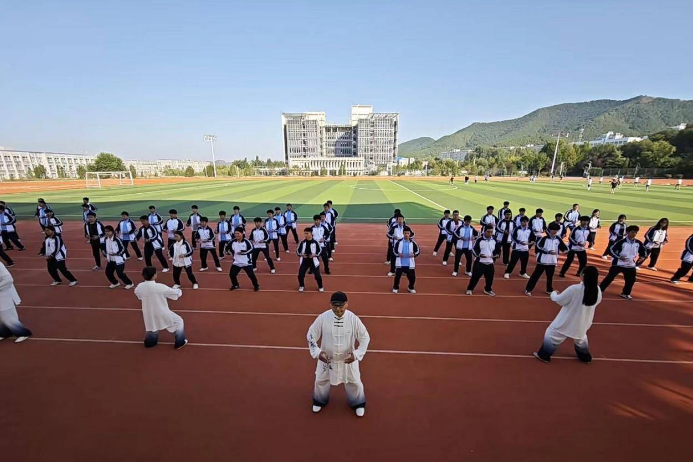 團隊成員教授師生八段錦。