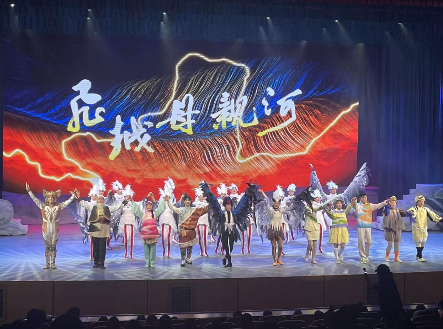 學(xué)生與演員合唱主題歌《夢(mèng)在前方》。