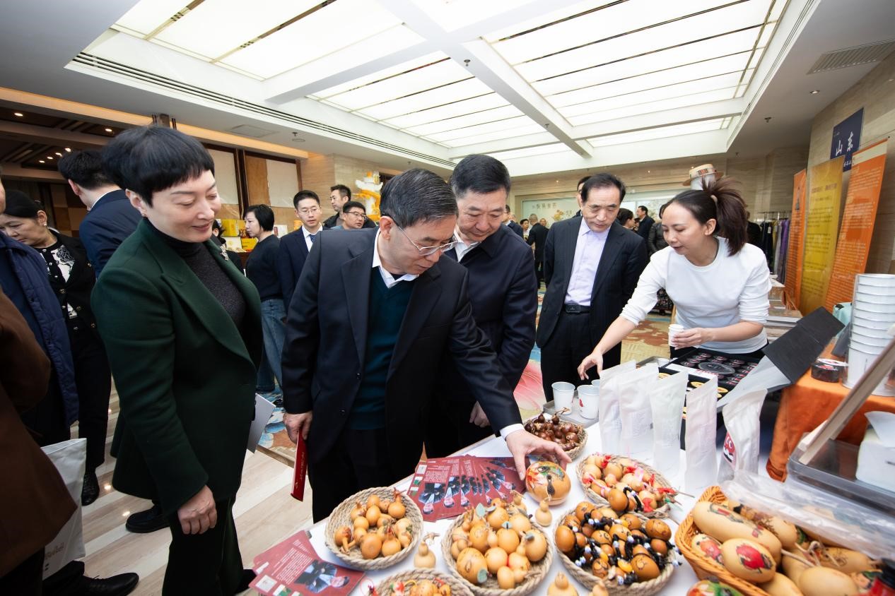 沿黃九?。▍^）現場展示了農特產品。山東省駐京辦供圖