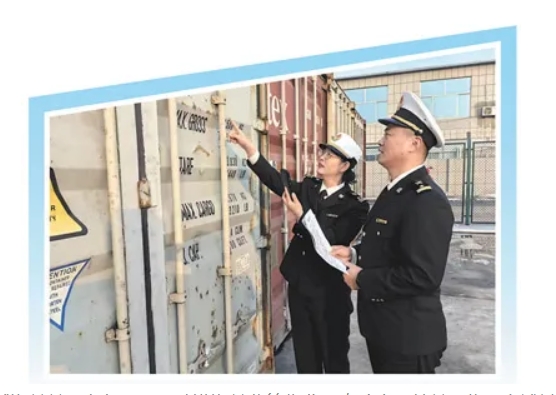 聊城海關關員在魯西國際陸港海關監管作業區查驗出口轉關貨物。白述斌攝