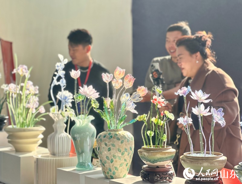 展出中琉璃制品在陽光下晶瑩剔透。人民網 喬姝攝