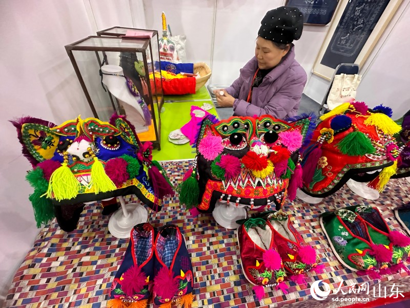 虎頭帽、虎頭鞋展示及制作。人民網(wǎng) 喬姝攝