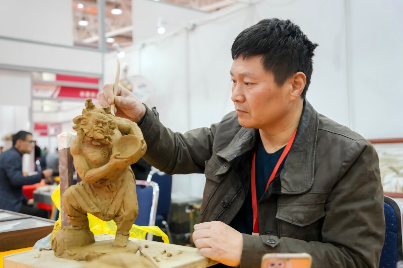 現場泥塑制作展示。山東省工藝美術協會供圖