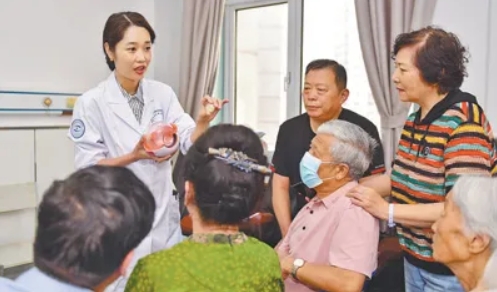 濟南市第二人民醫院醫生為患者和家屬講解人工晶體國家集采政策。郭兆瑞攝