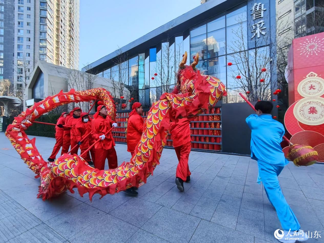 舞龍為活動增添了節(jié)日氣氛。人民網(wǎng)記者宋翠攝