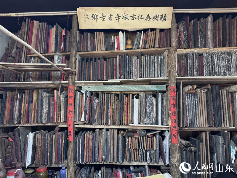 齊傳新家中一整面墻的木版。人民網(wǎng) 鄭昕橋攝。