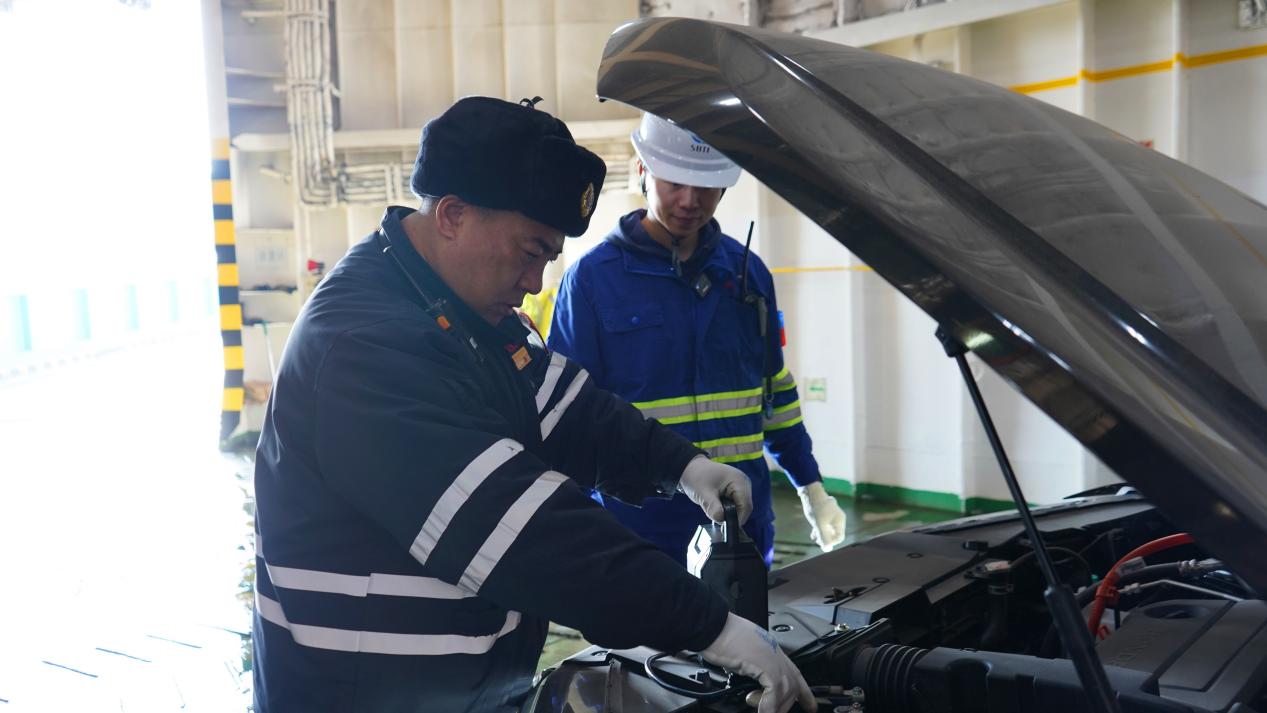 港站工作人員對虧電車輛進(jìn)行救援。 戴少毅攝