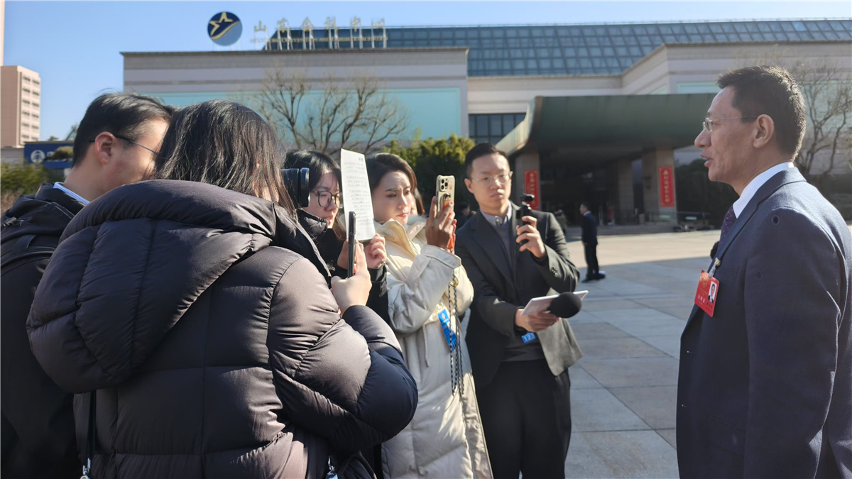 1月20日上午，山東省第十四屆人民代表大會第三次會議開幕。圖為代表委員接受記者采訪。人民網(wǎng)記者宋翠攝