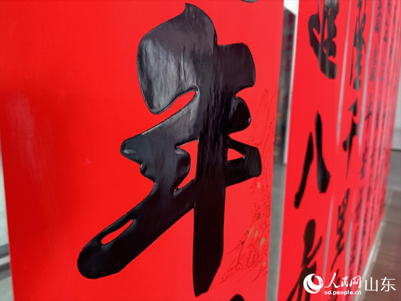 村中店鋪懸掛的紅紙對(duì)聯(lián)。人民網(wǎng) 鄭昕橋攝