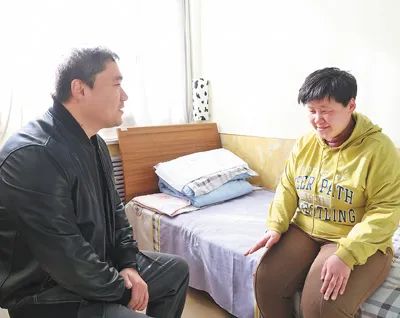 臨邑縣臨邑鎮朱家胡同村第一書記霍允章（左）上門為村民秦川介紹相關創業政策。本報記者??王 者攝