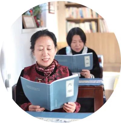 龍口市老年大學國學班的學員在課堂上誦讀《大學》。李 鍇攝（人民視覺）