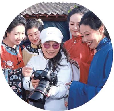 位于西河陽村的龍口市老年大學攝影班的學員們在實際操作。柳明光攝（人民視覺）