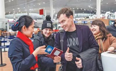 青島機(jī)場(chǎng)工作人員熱情接待外國(guó)旅客。青島機(jī)場(chǎng)集團(tuán)供圖
