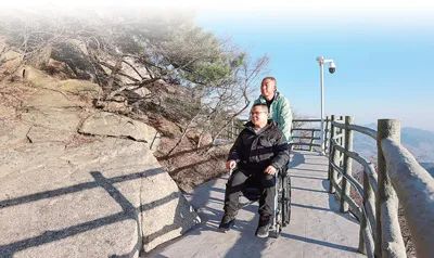 游客乘輪椅在天蒙旅游區(qū)無(wú)障礙游步道觀光游覽。李云棟攝
