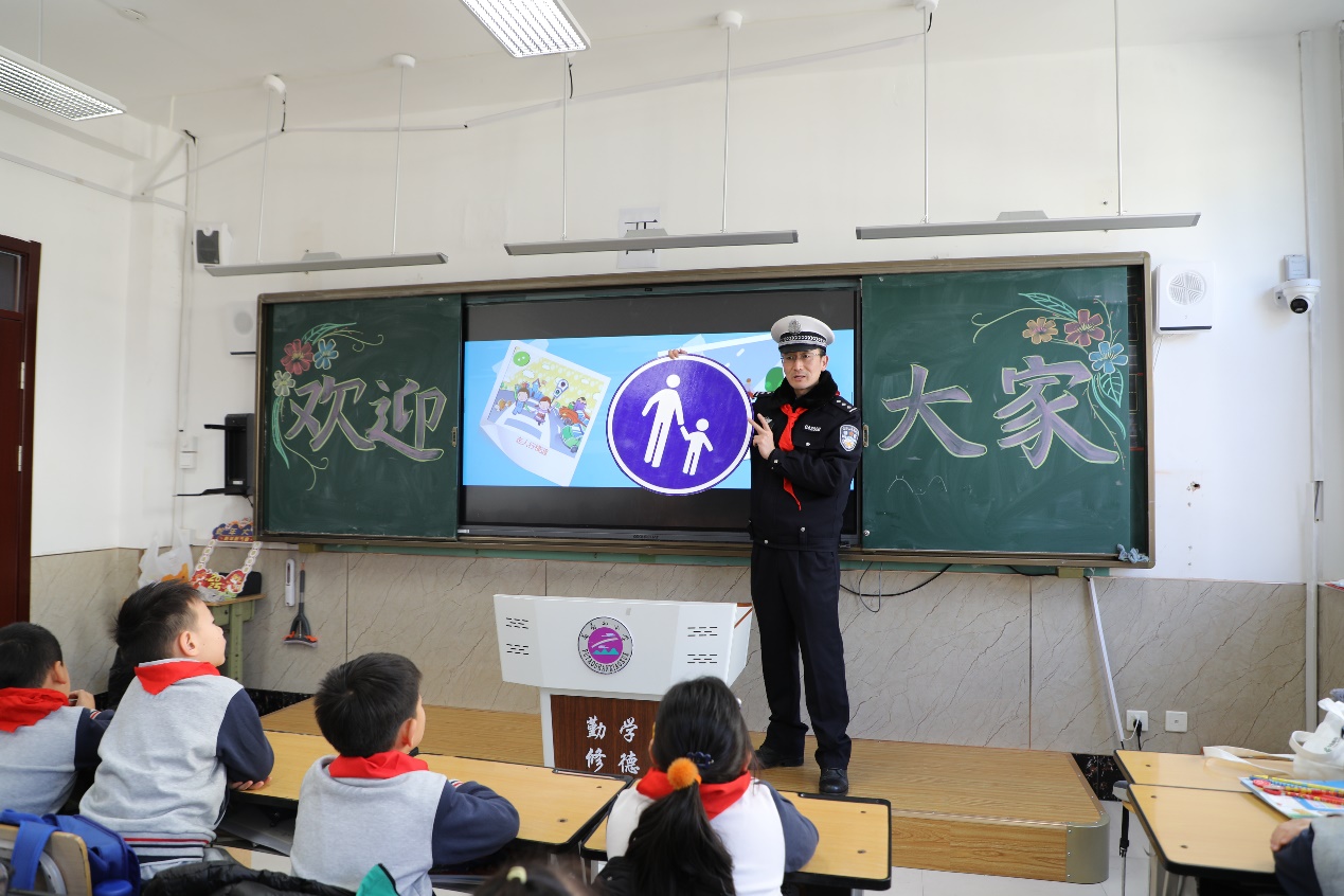 民警教孩子們認識常見的交通標識。燕兆平攝