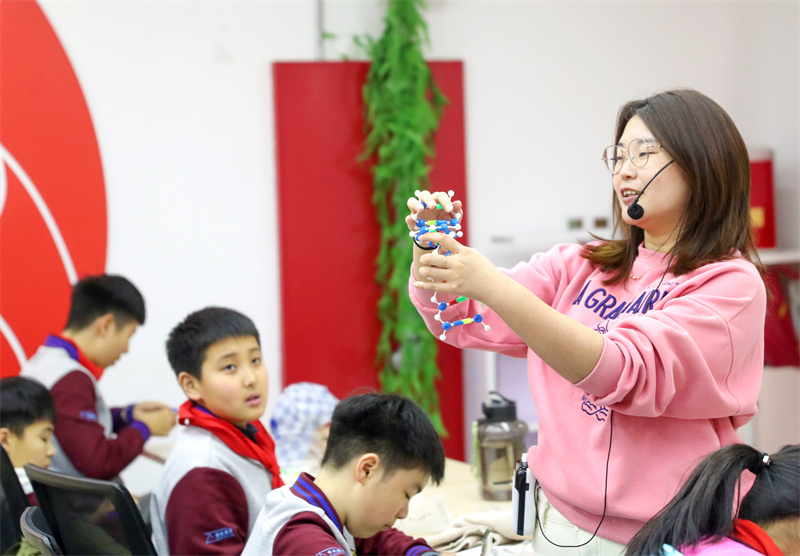 青島大學路小學六年級四班的同學在進行人體皮膚感應互動體驗。（張進剛攝）
