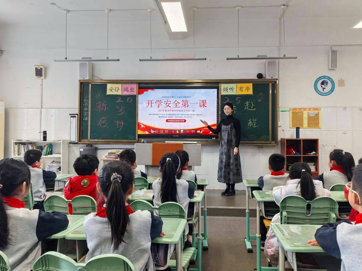 濟南高新區奧體中路學校開學安全教育第一課。王靜攝