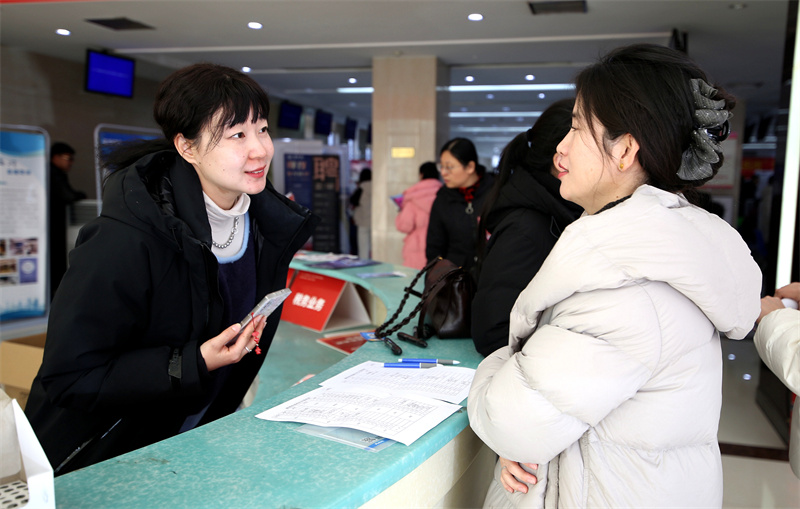 在臨沂市人力資源市場，企業工作人員正向求職者介紹企業情況。