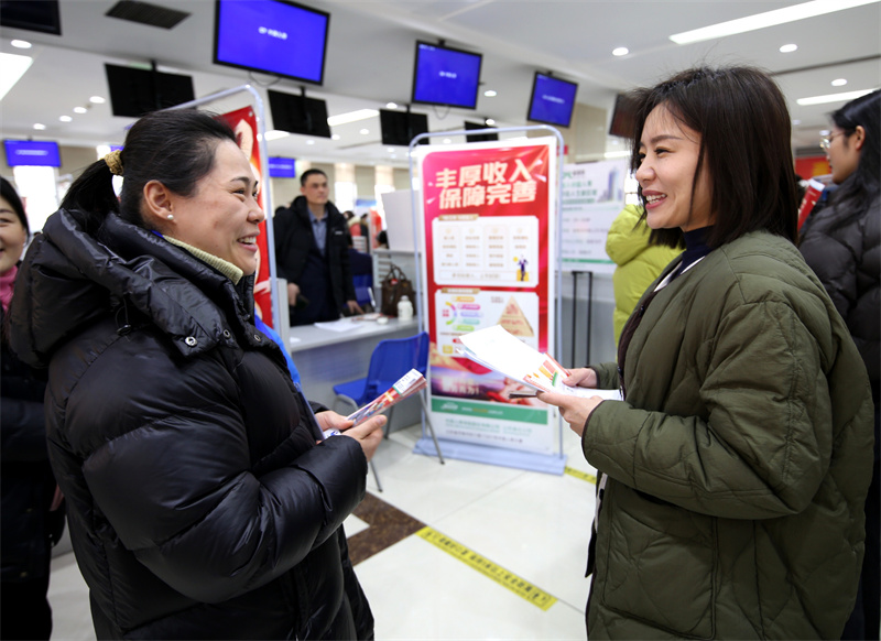 在臨沂市人力資源市場，企業工作人員正向求職者介紹企業情況。