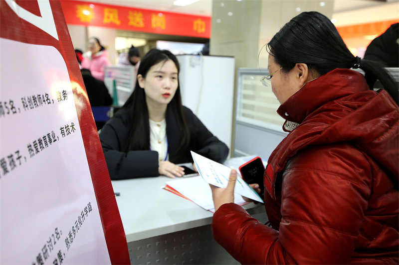 在臨沂市人力資源市場，企業工作人員正向求職者介紹企業情況。 