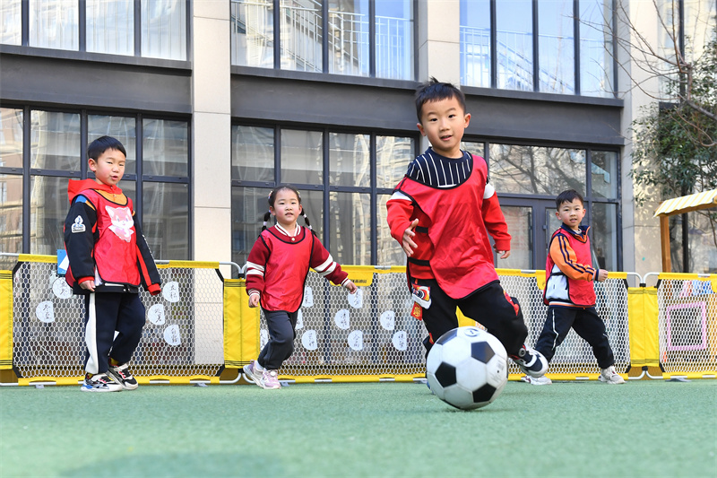 2025年2月17日，小朋友在山東青島高安路幼兒園開展的新學(xué)期“悅動(dòng)健康”主題課堂上進(jìn)行足球訓(xùn)練。王海濱攝