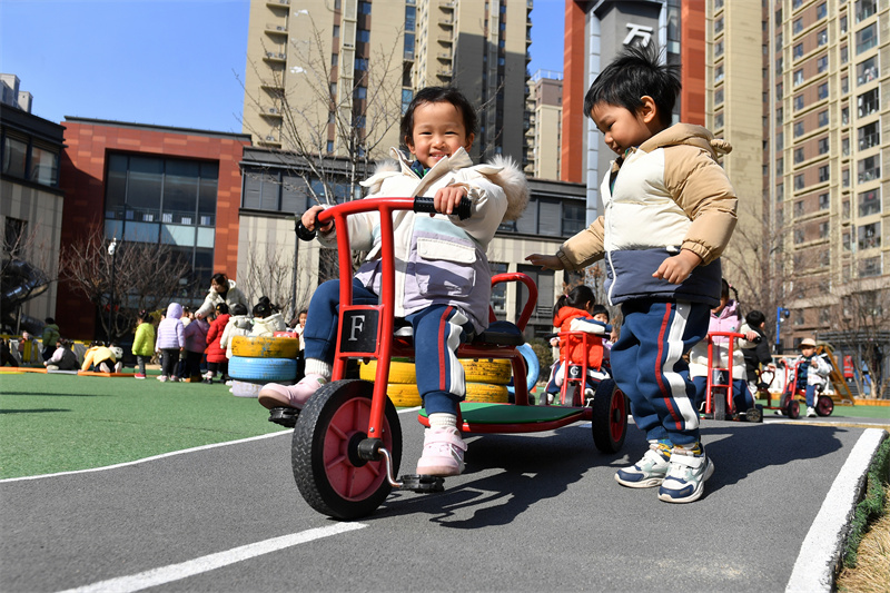 小朋友在山東青島高安路幼兒園開展的新學(xué)期“悅動(dòng)健康”主題課堂上進(jìn)行騎車鍛煉。王海濱攝