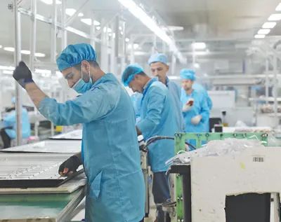在電視機生產車間，工人正在工作