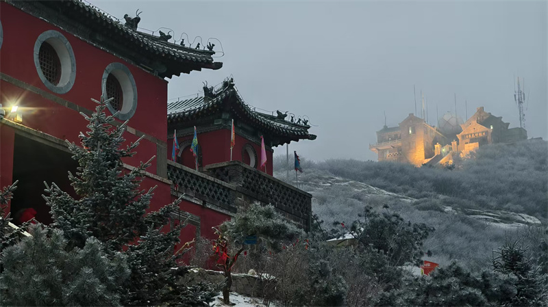 泰山現霧凇星辰奇景，凌晨再迎降雪