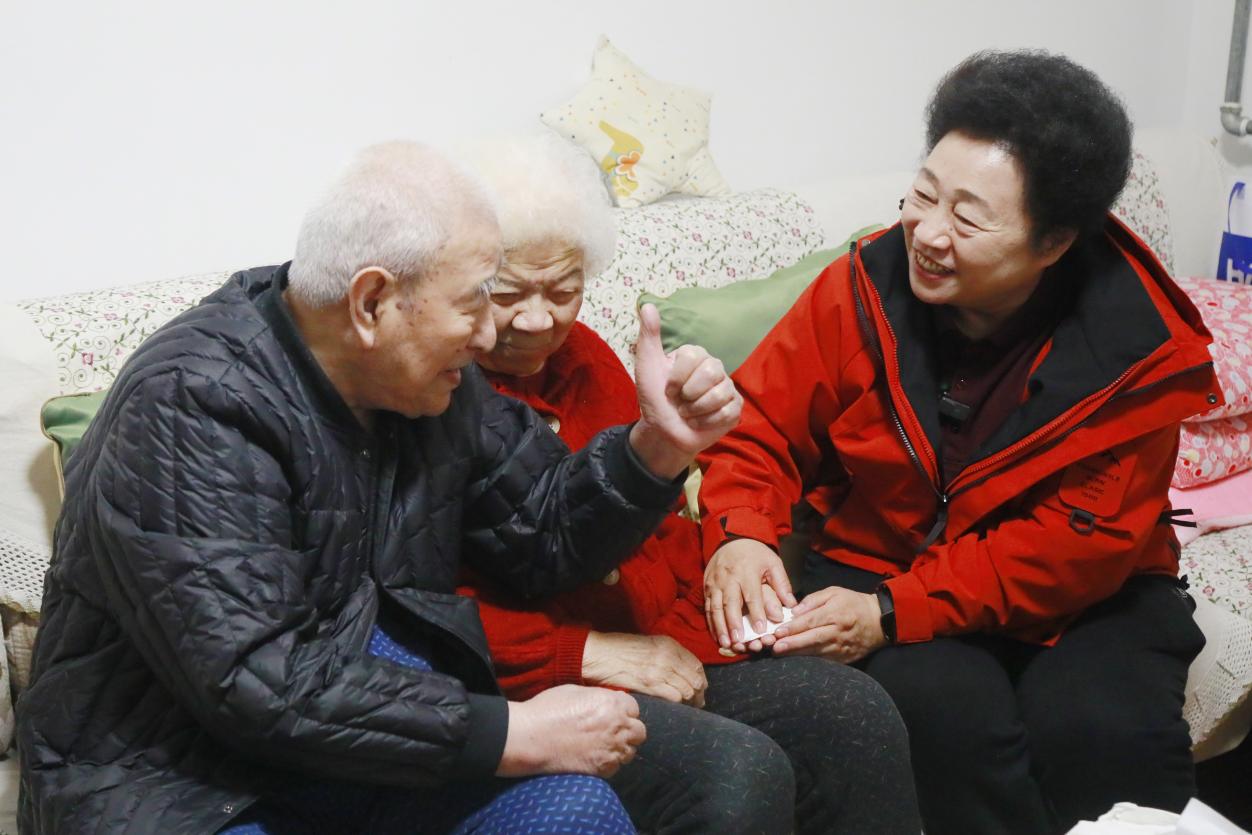 卓長立在調研中與老人溝通。受訪者供圖