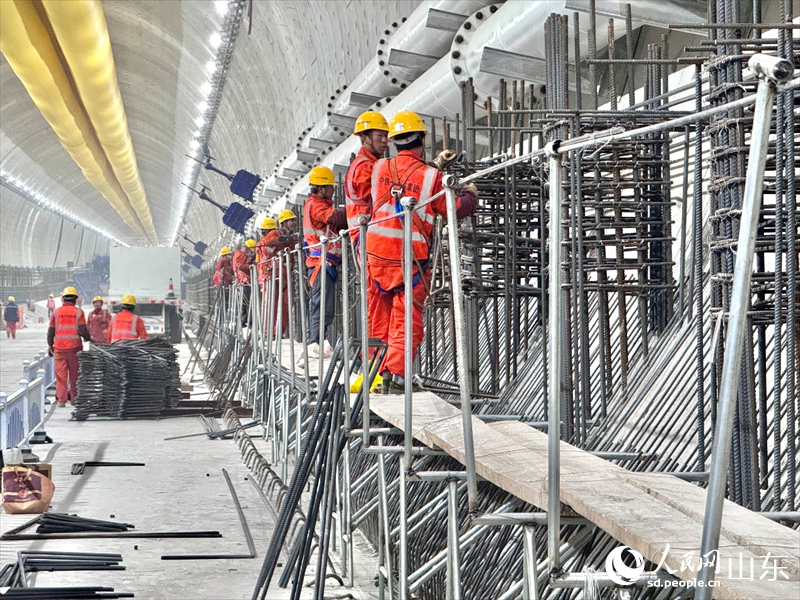 隧道建設(shè)者正在盾構(gòu)段施工作業(yè)。人民網(wǎng) 鄭昕橋攝