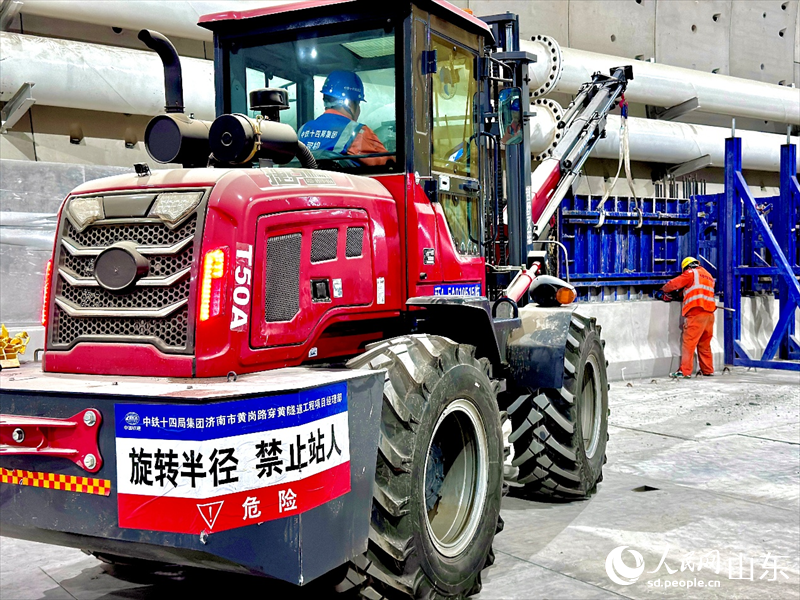 隧道建設(shè)者正在盾構(gòu)段施工作業(yè)。人民網(wǎng) 鄭昕橋攝