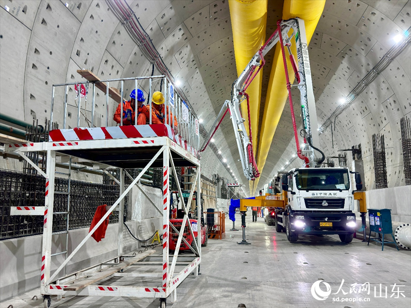 隧道建設(shè)者正在盾構(gòu)段施工作業(yè)。人民網(wǎng) 鄭昕橋攝