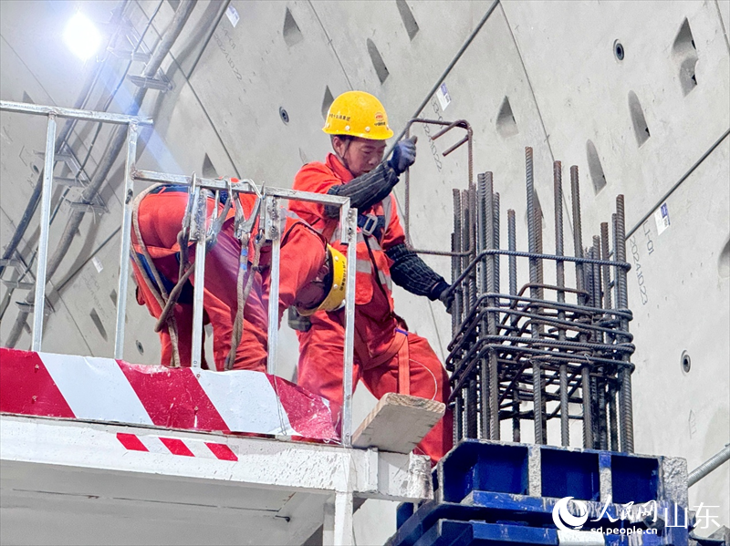 隧道建設(shè)者正在盾構(gòu)段施工作業(yè)。人民網(wǎng) 鄭昕橋攝