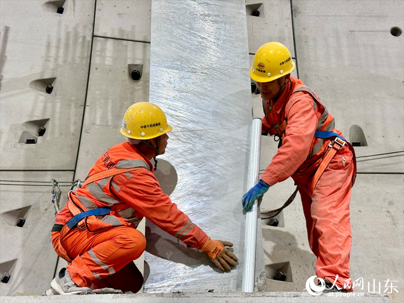 隧道建設(shè)者正在盾構(gòu)段施工作業(yè)。人民網(wǎng) 鄭昕橋攝