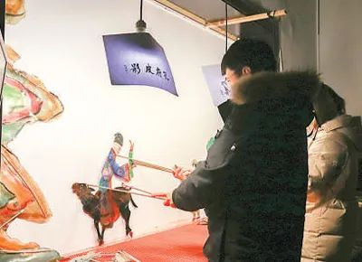 游客體驗孔府皮影。曲阜市文物局供圖