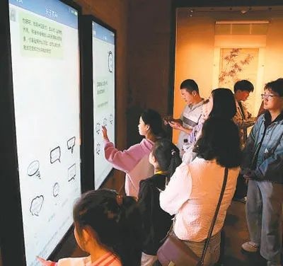 觀眾在孔子博物館體驗“夫子答問”互動裝置。孔子博物館供圖