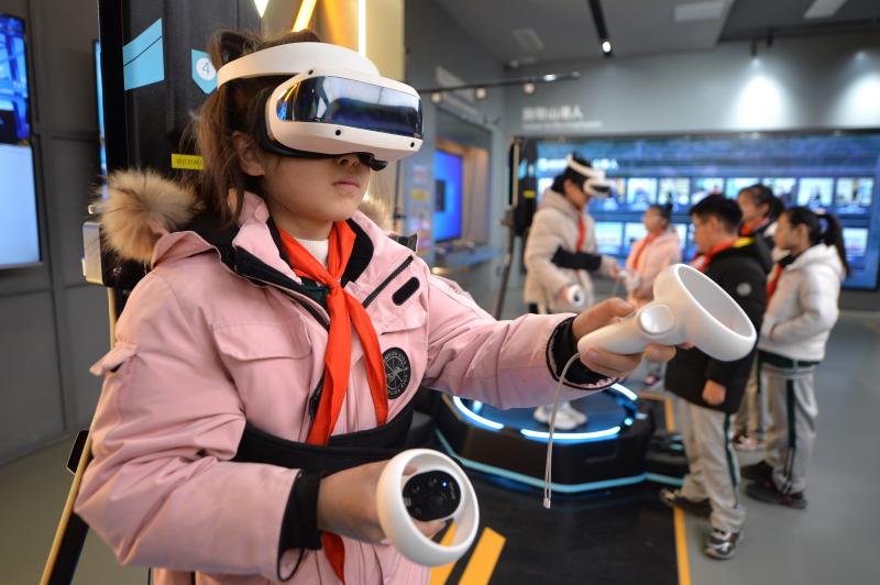 學生們在體驗VR橋吊模擬器。
