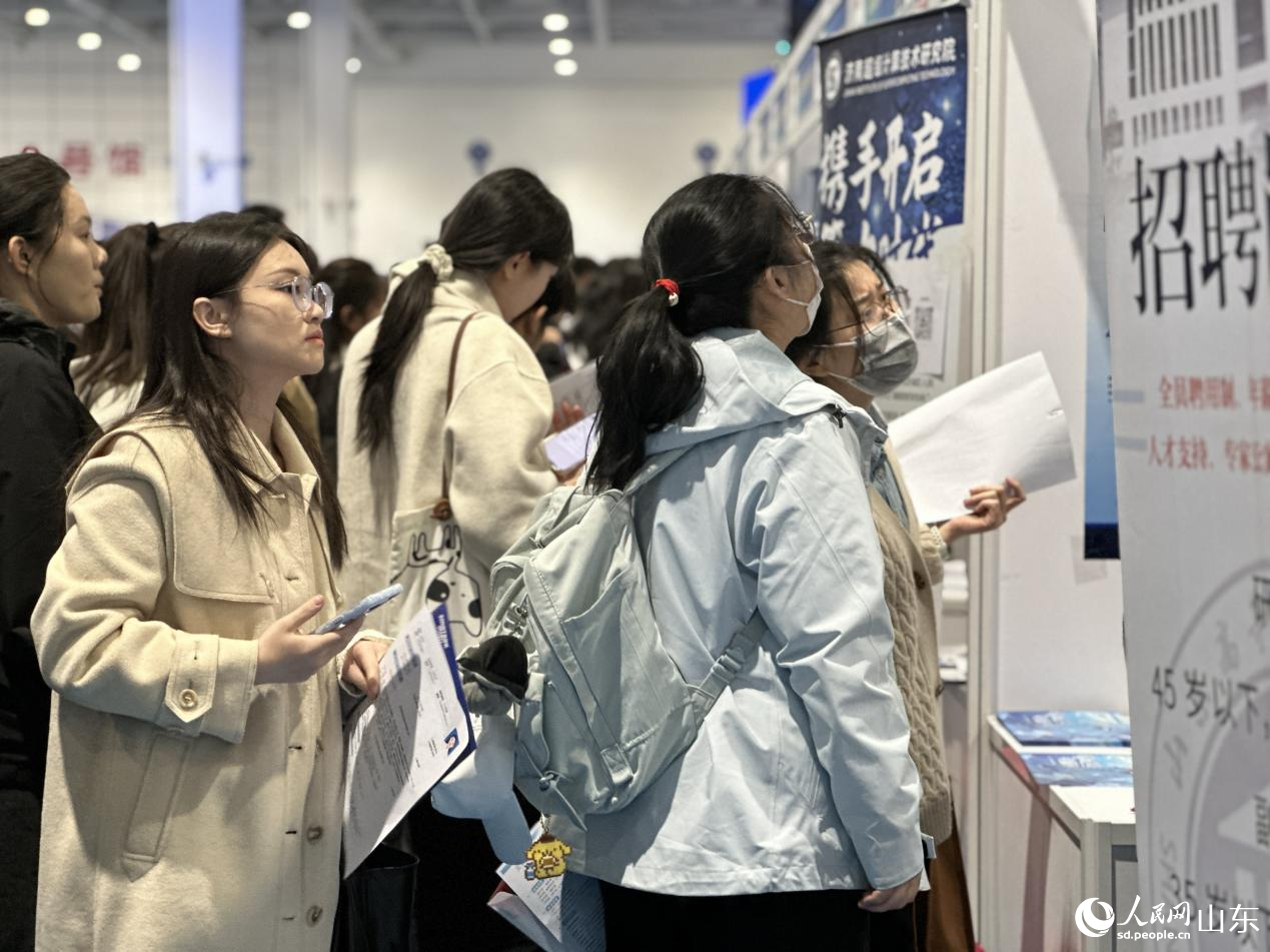求職者現(xiàn)場了解崗位信息。人民網(wǎng) 喬姝攝