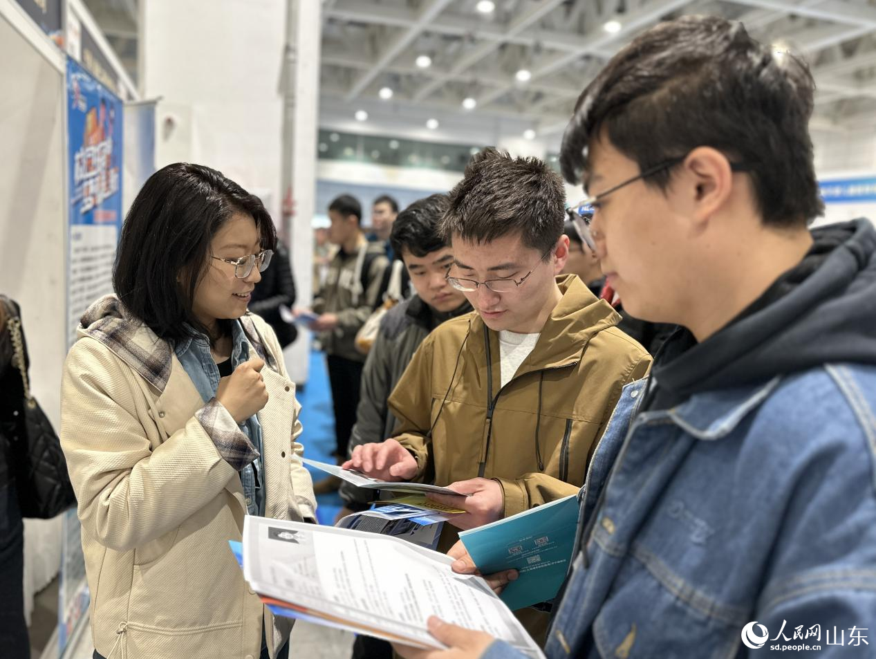 求職者與用人單位雙向溝通，達(dá)成初步意向。人民網(wǎng) 喬姝攝