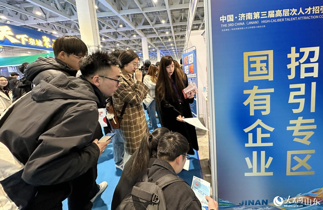 求職者現(xiàn)場了解崗位信息。人民網(wǎng) 喬姝攝