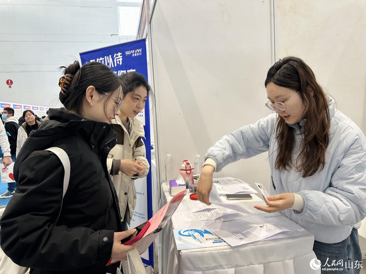 求職者現(xiàn)場提交簡歷信息。人民網(wǎng) 喬姝攝