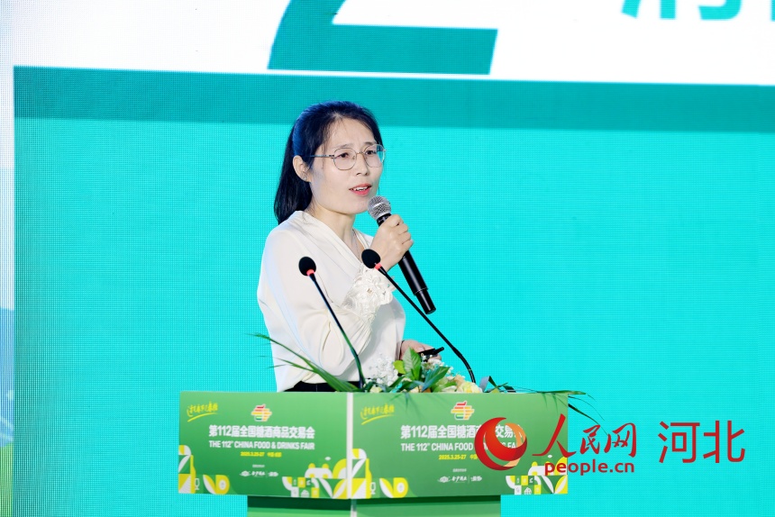 承德清青錦瑞漁業有限公司副總經理李紅偉作分享。人民網記者 周博攝