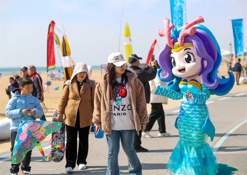 3月29日，在山東青島嶗山區石老人浴場，人們走出家門，享受春日。