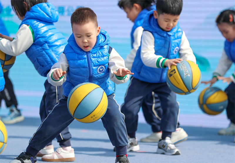 3月29日，在山東青島嶗山區石老人浴場，小朋友們在拍球。