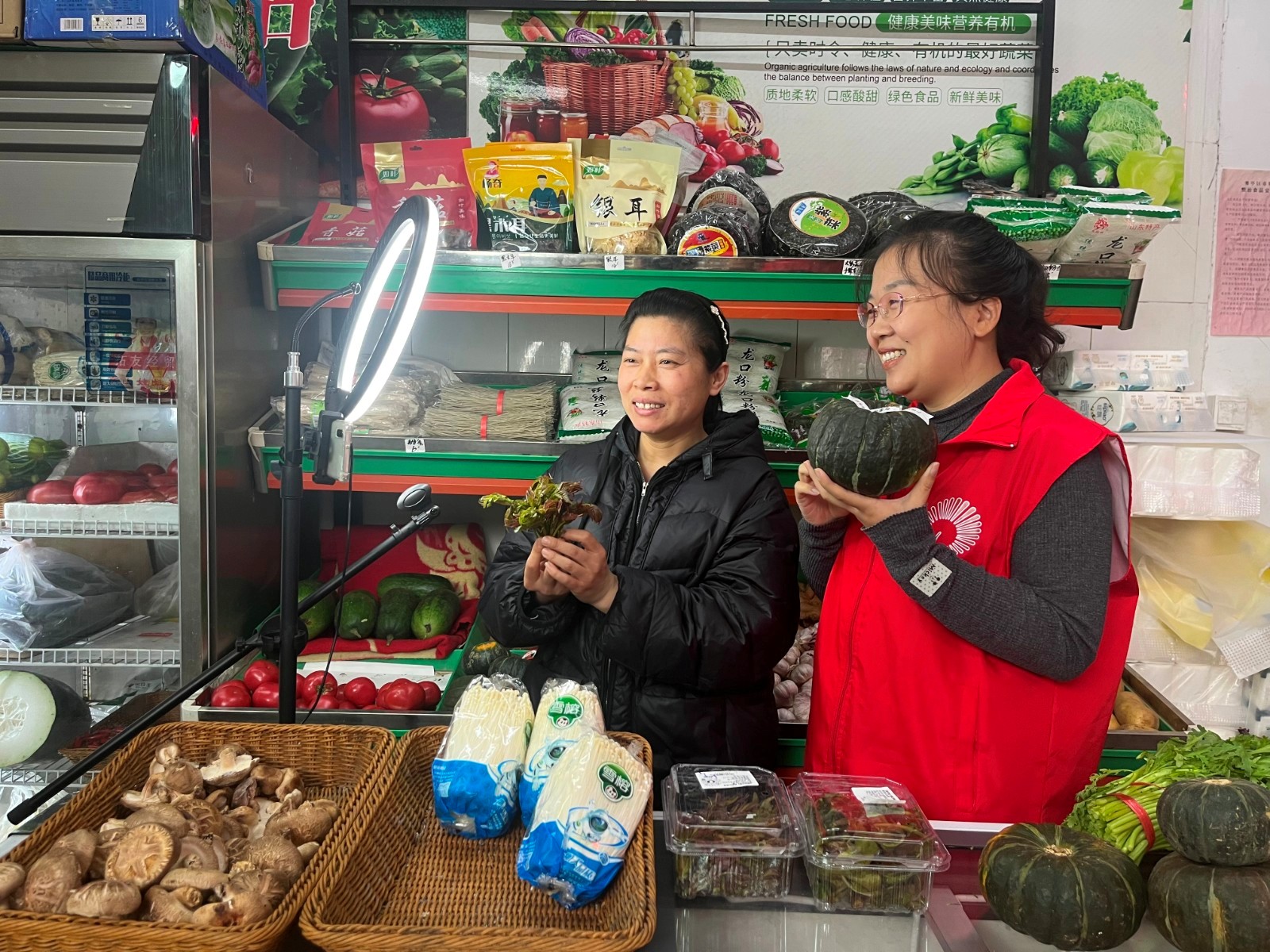 圖2：葛瑩（右）協助劉芳芳開展線上直播，分享健康飲食小技巧